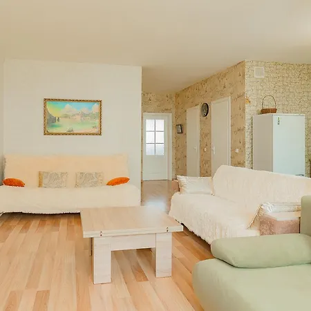 On Nemanskaya 5 Apartament *